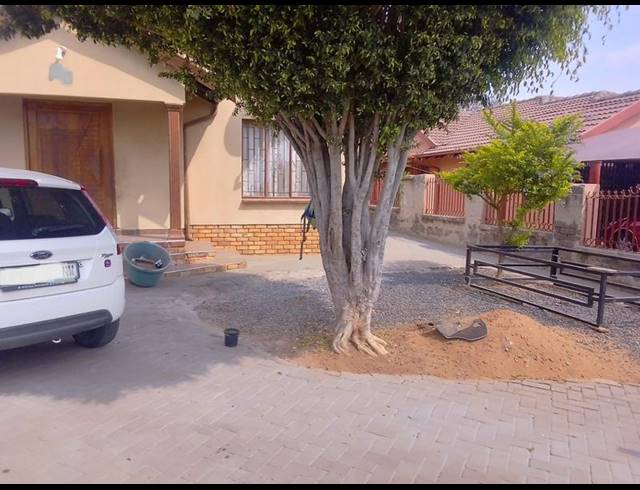 3 BEDROOM HOUSE FOR SALE IN TLHABANE WEST